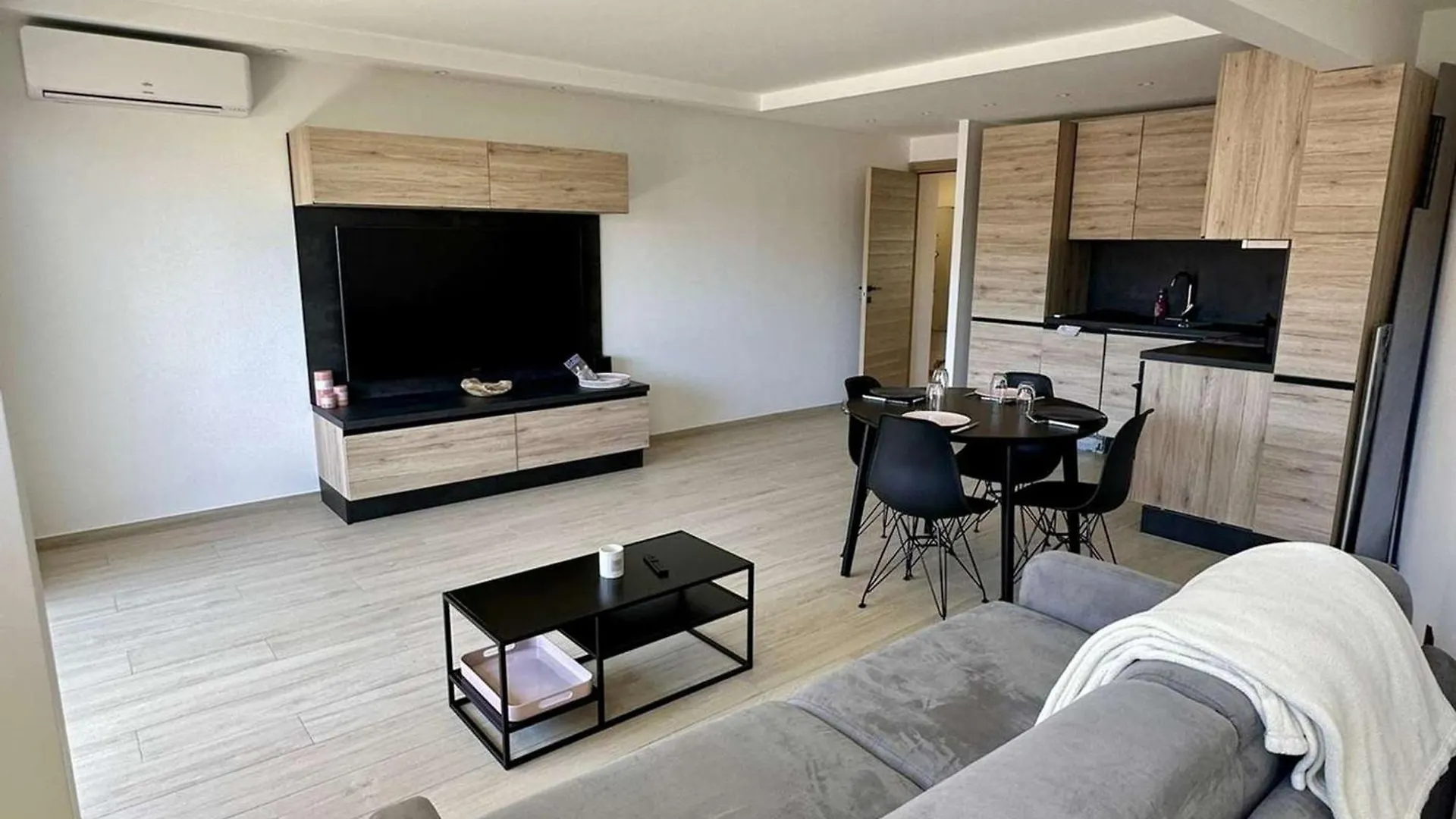 Lejlighed Appartement Renove A Cavalaire : 2 Pieces, Clim, 2 Balcons, Parking, 1Ere Etage, Centre-Ville - Fr-1-226B-216 Frankrig