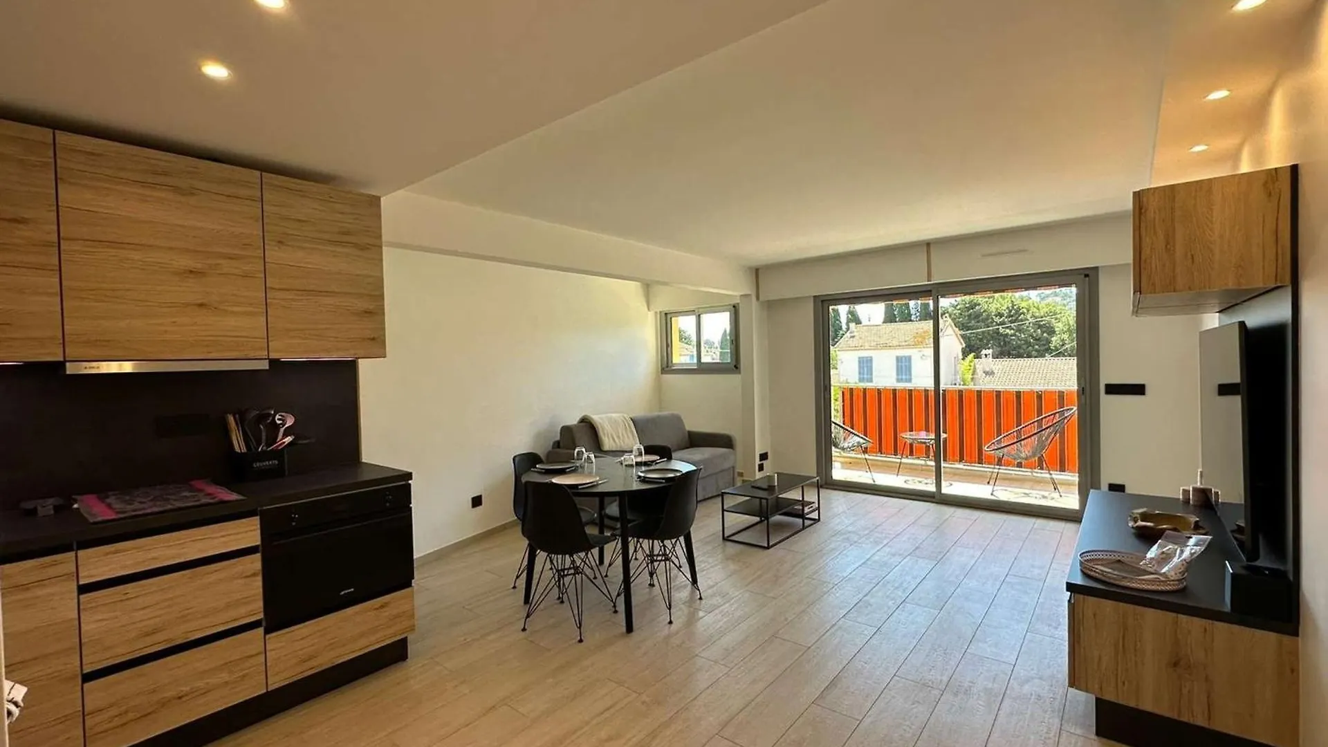 Appartement Renove A Cavalaire : 2 Pieces, Clim, 2 Balcons, Parking, 1Ere Etage, Centre-Ville - Fr-1-226B-216 Cavalaire-sur-Mer