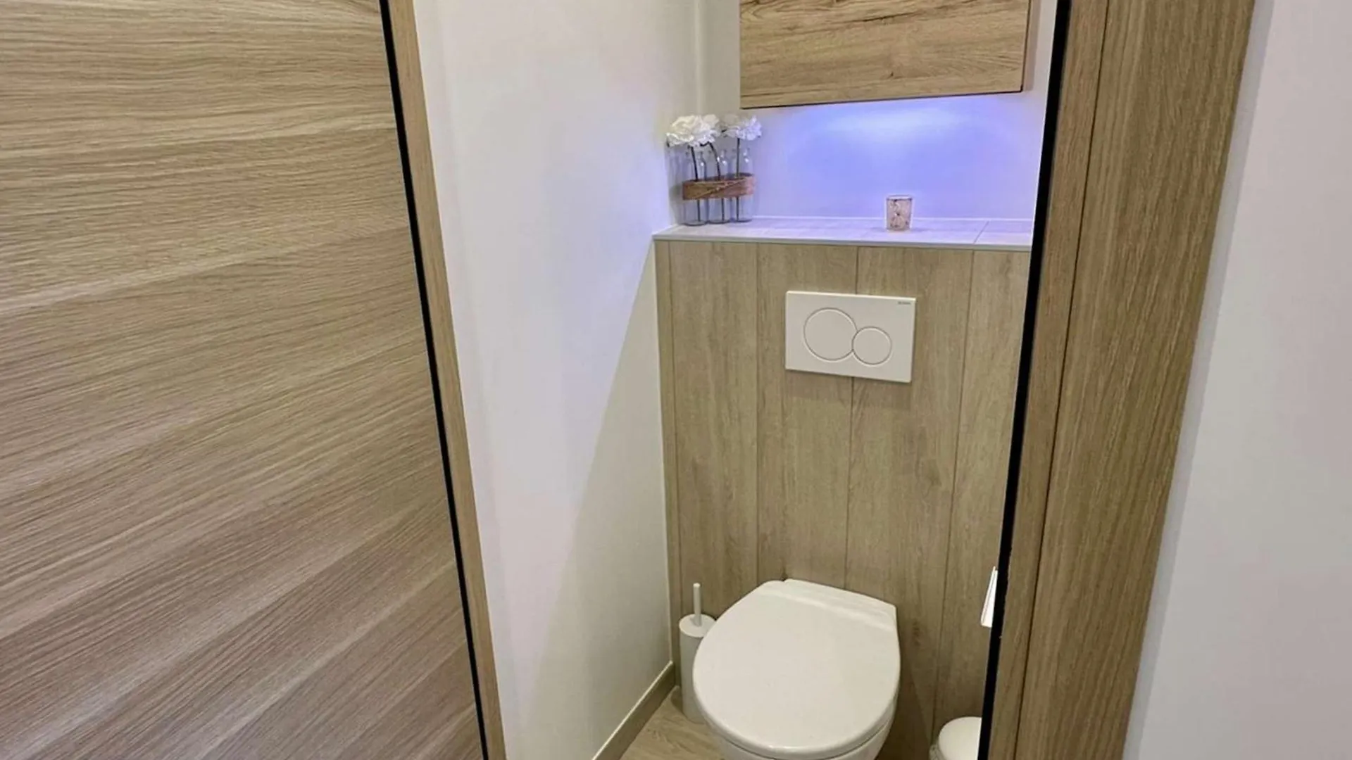 Appartement Renove A Cavalaire : 2 Pieces, Clim, 2 Balcons, Parking, 1Ere Etage, Centre-Ville - Fr-1-226B-216 0*, Cavalaire-sur-Mer